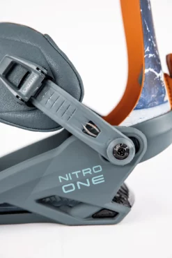 NITRO SNBD/ L1 OUTERWEAR Nitro One Snowboard Binding 2023 -Gearwest shop 836483 004 One Nice View Detail 5 1334x2000 9084e19f e9a9 4b3d a96e 0981f15ad680